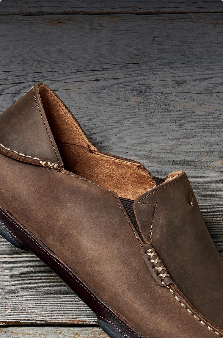 Der Moloā ist aus gewachstem oder antikisiertem Leder, handgenähten Peitschenstichen und einem feuchtigkeitstransportierenden Futter gefertigt. Farbtöne können variieren.